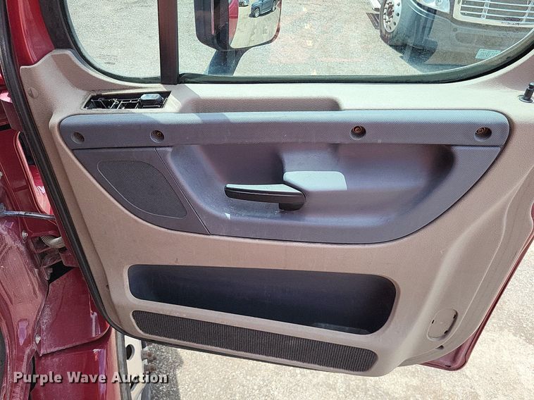 image for item MO9683 2015 Freightliner Cascadia 113  semi truck