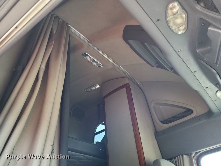 image for item MO9683 2015 Freightliner Cascadia 113  semi truck