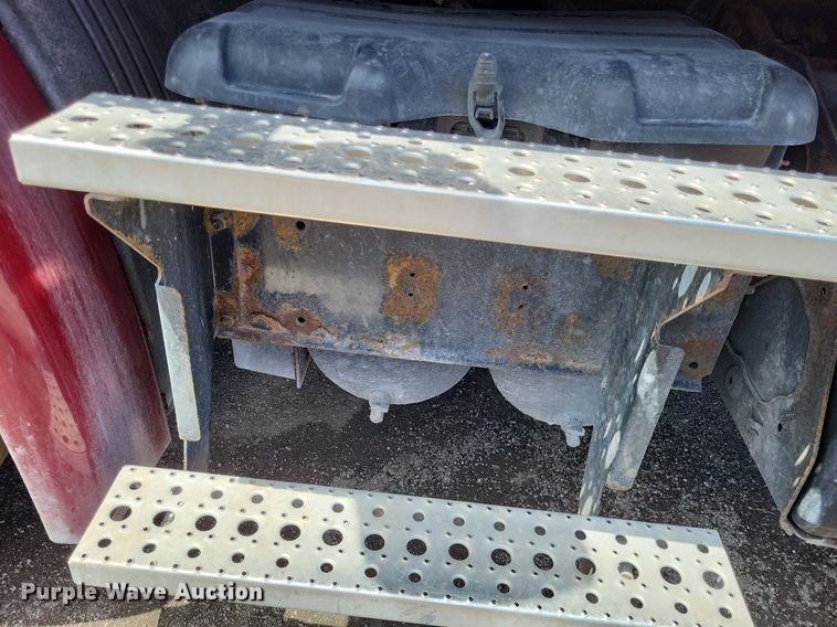 image for item MO9683 2015 Freightliner Cascadia 113  semi truck