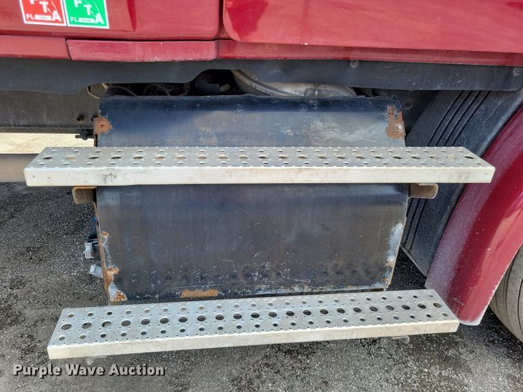 image for item MO9683 2015 Freightliner Cascadia 113  semi truck