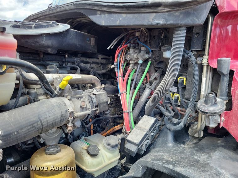 image for item MO9683 2015 Freightliner Cascadia 113  semi truck