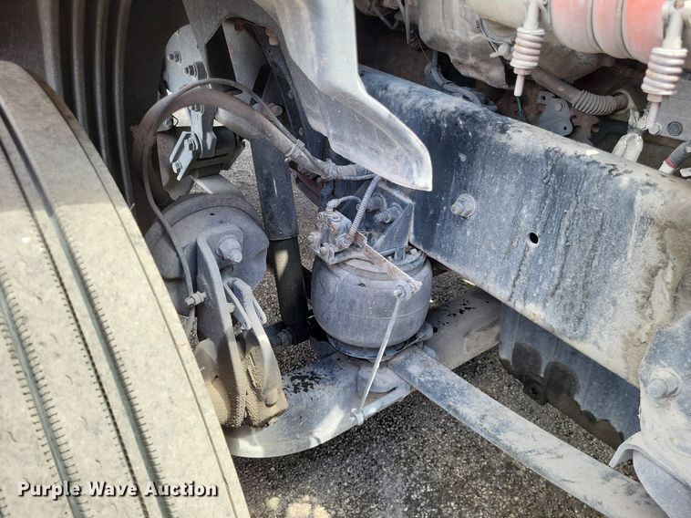 image for item MO9683 2015 Freightliner Cascadia 113  semi truck