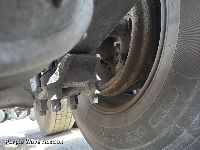 image for item MO9683 2015 Freightliner Cascadia 113  semi truck