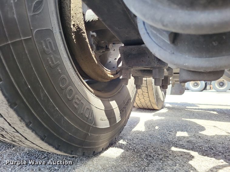 image for item MO9683 2015 Freightliner Cascadia 113  semi truck