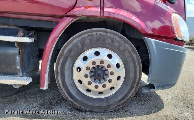 image for item MO9683 2015 Freightliner Cascadia 113  semi truck