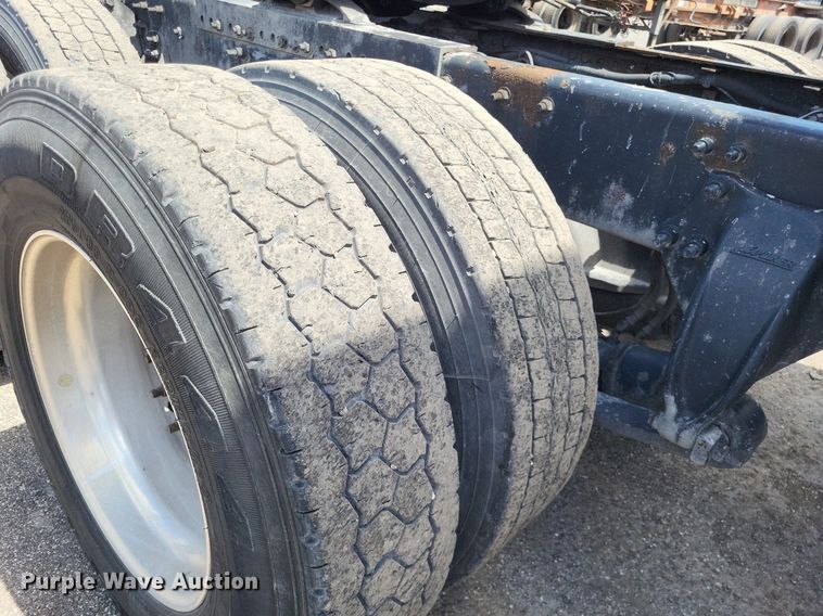 image for item MO9683 2015 Freightliner Cascadia 113  semi truck