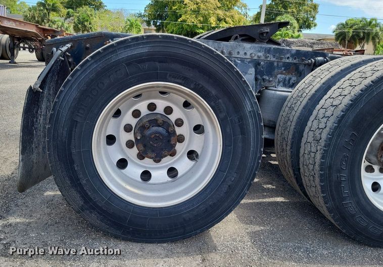 image for item MO9683 2015 Freightliner Cascadia 113  semi truck