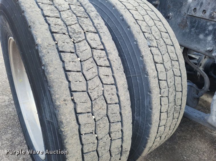 image for item MO9683 2015 Freightliner Cascadia 113  semi truck