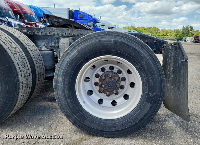 image for item MO9683 2015 Freightliner Cascadia 113  semi truck