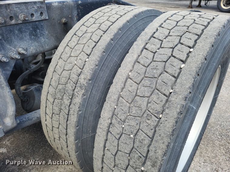 image for item MO9683 2015 Freightliner Cascadia 113  semi truck