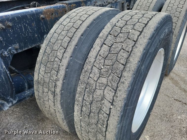 image for item MO9683 2015 Freightliner Cascadia 113  semi truck