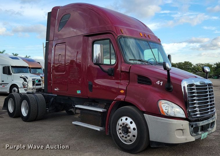 image for item MO9684 2015 Freightliner Cascadia 113  semi truck