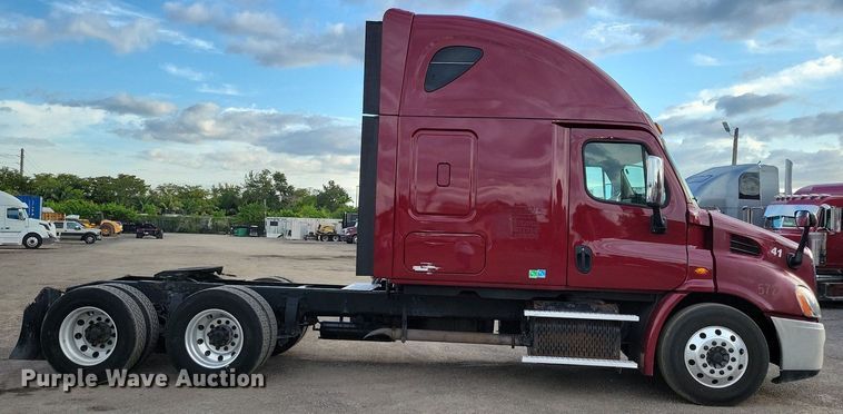 image for item MO9684 2015 Freightliner Cascadia 113  semi truck