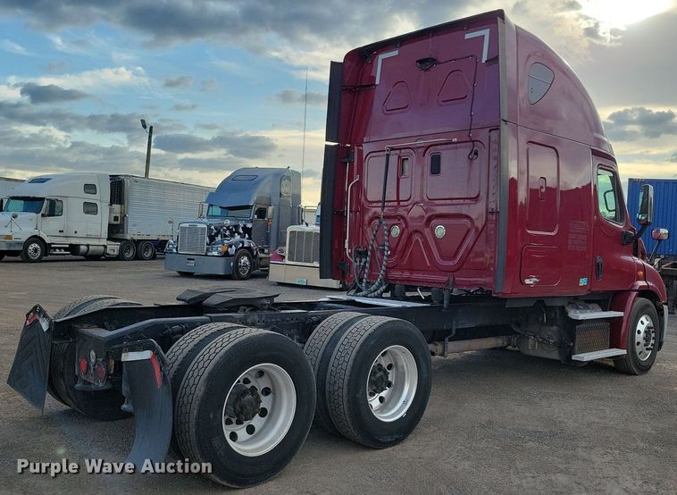 image for item MO9684 2015 Freightliner Cascadia 113  semi truck