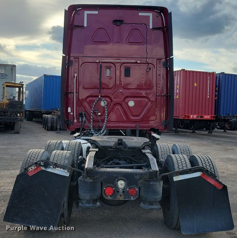 image for item MO9684 2015 Freightliner Cascadia 113  semi truck