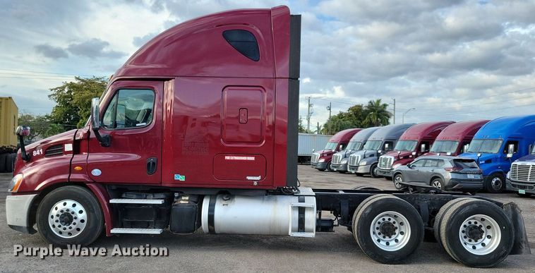 image for item MO9684 2015 Freightliner Cascadia 113  semi truck