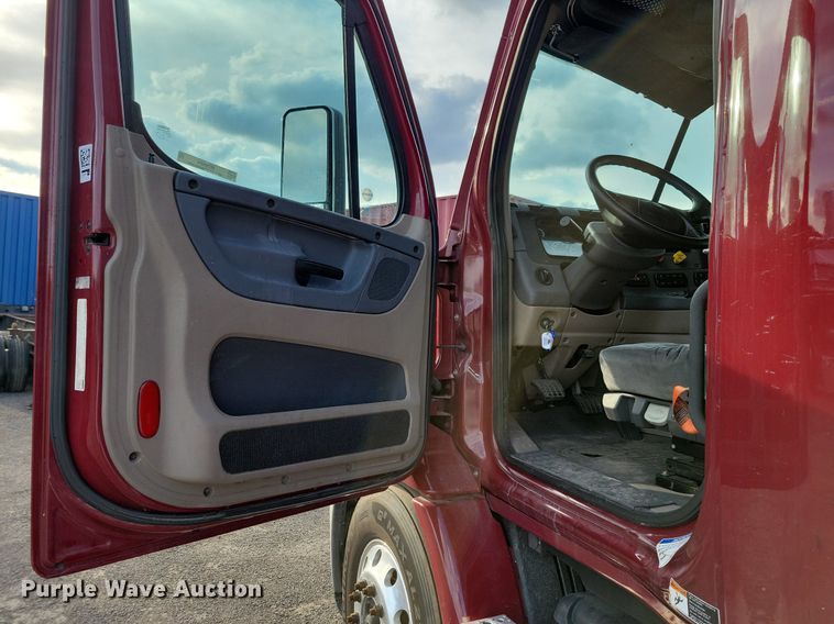 image for item MO9684 2015 Freightliner Cascadia 113  semi truck