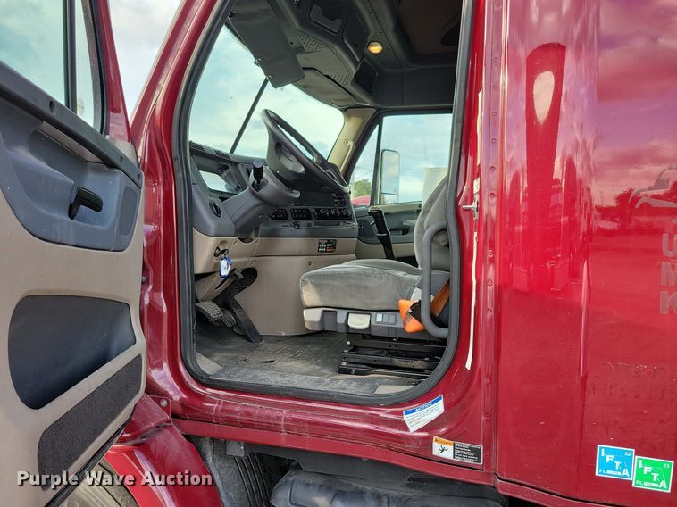 image for item MO9684 2015 Freightliner Cascadia 113  semi truck