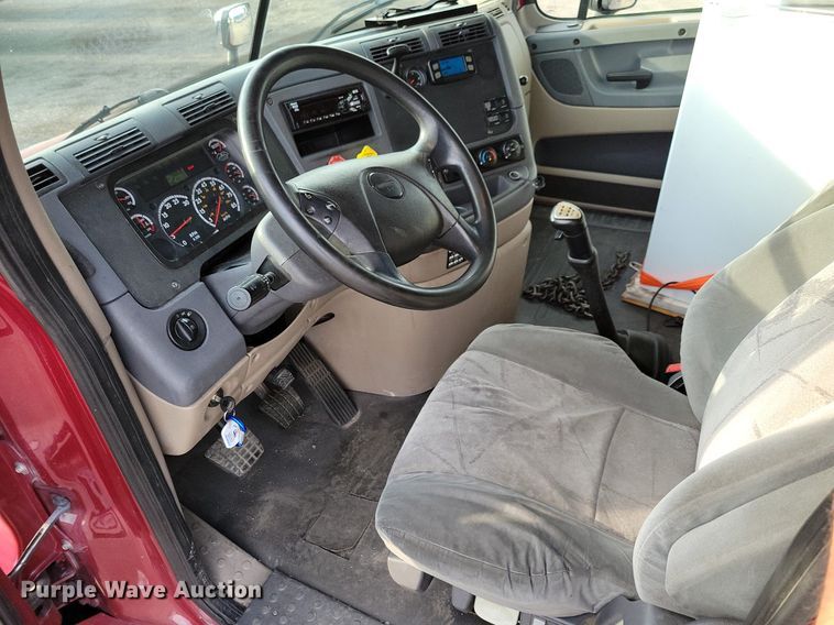 image for item MO9684 2015 Freightliner Cascadia 113  semi truck