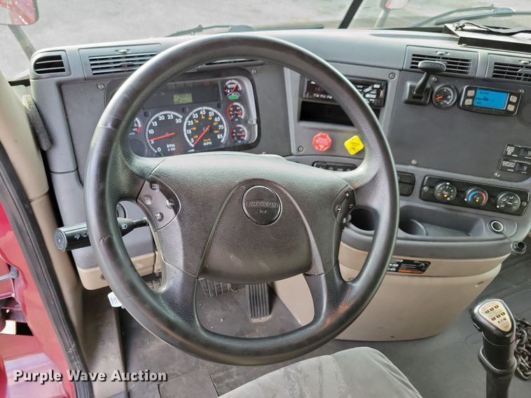 image for item MO9684 2015 Freightliner Cascadia 113  semi truck