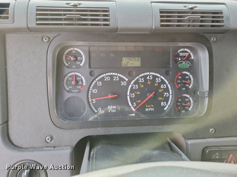 image for item MO9684 2015 Freightliner Cascadia 113  semi truck