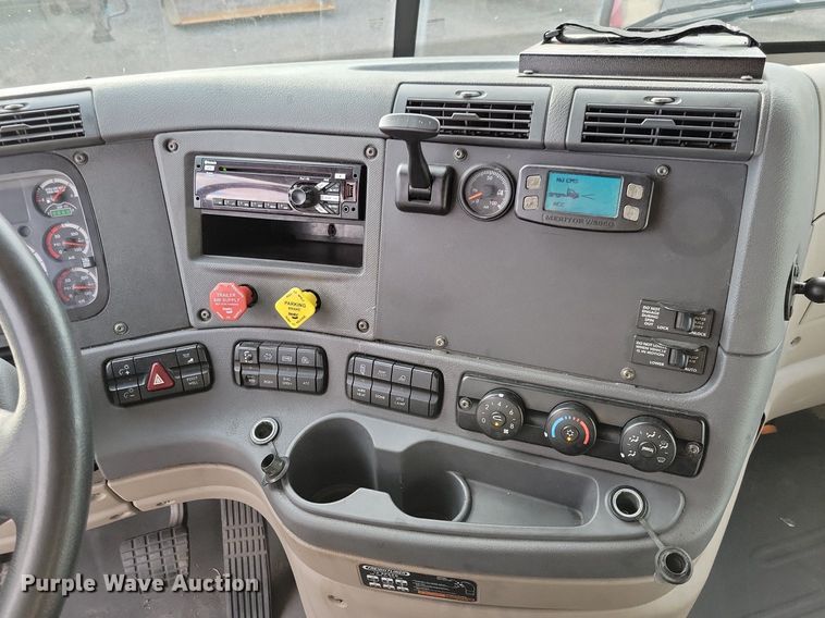 image for item MO9684 2015 Freightliner Cascadia 113  semi truck