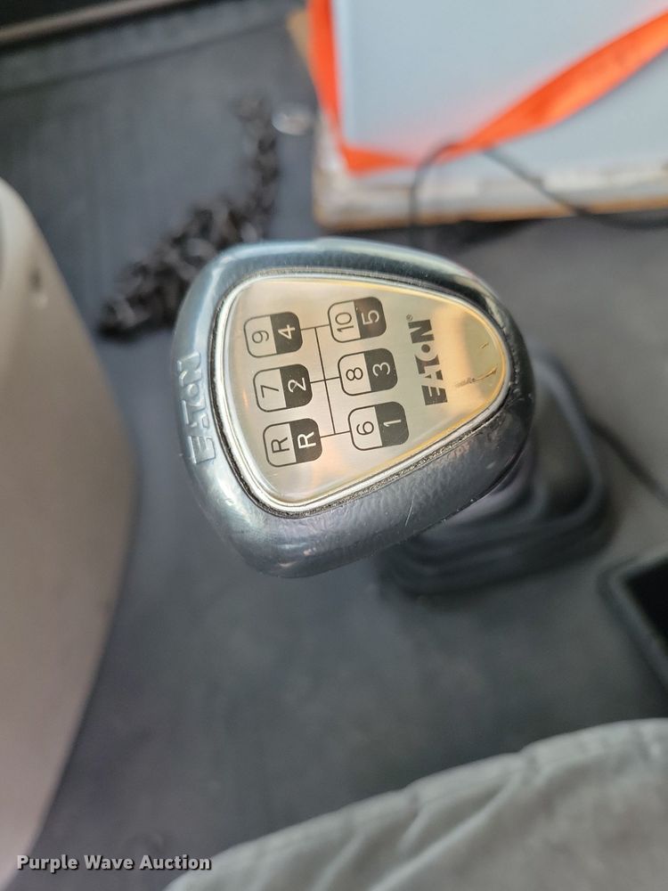 image for item MO9684 2015 Freightliner Cascadia 113  semi truck