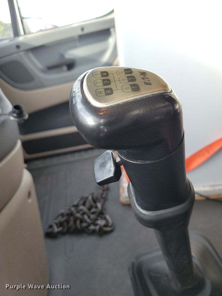 image for item MO9684 2015 Freightliner Cascadia 113  semi truck