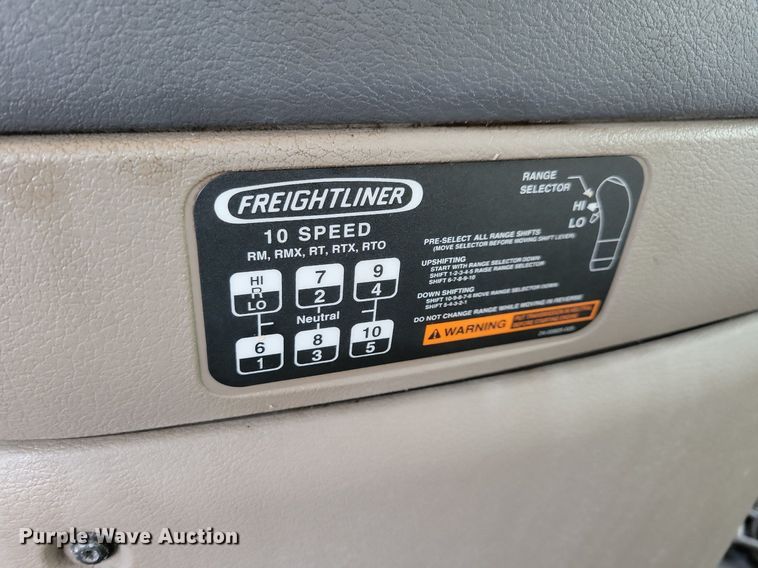 image for item MO9684 2015 Freightliner Cascadia 113  semi truck