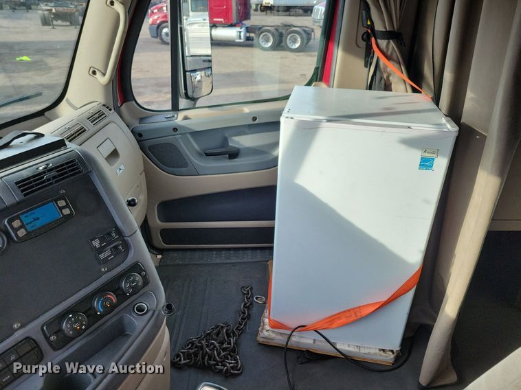 image for item MO9684 2015 Freightliner Cascadia 113  semi truck