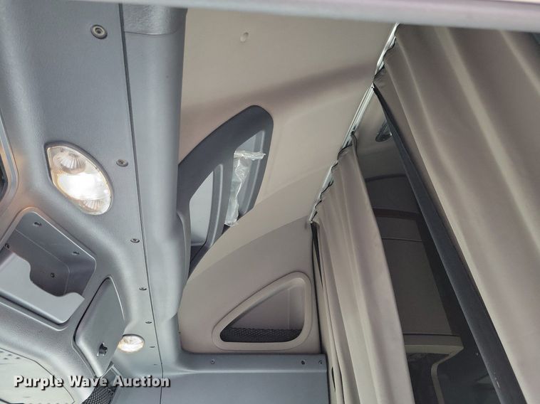 image for item MO9684 2015 Freightliner Cascadia 113  semi truck