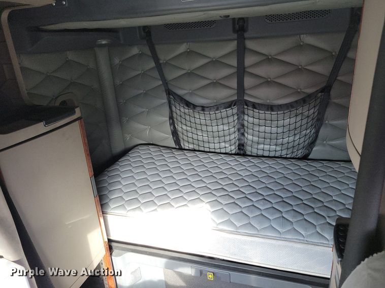 image for item MO9684 2015 Freightliner Cascadia 113  semi truck