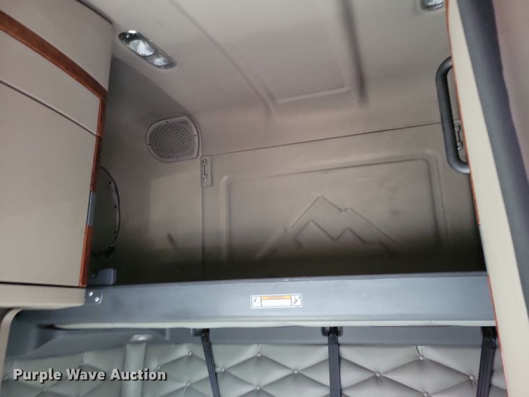 image for item MO9684 2015 Freightliner Cascadia 113  semi truck