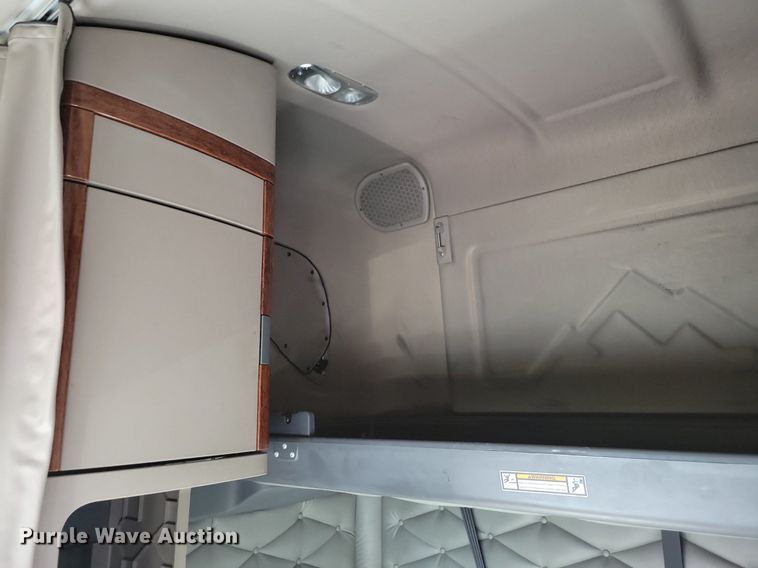 image for item MO9684 2015 Freightliner Cascadia 113  semi truck