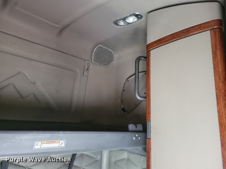 image for item MO9684 2015 Freightliner Cascadia 113  semi truck