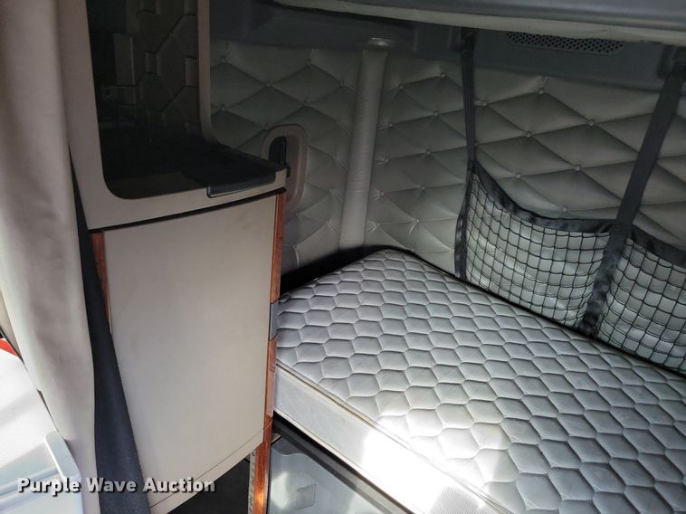 image for item MO9684 2015 Freightliner Cascadia 113  semi truck