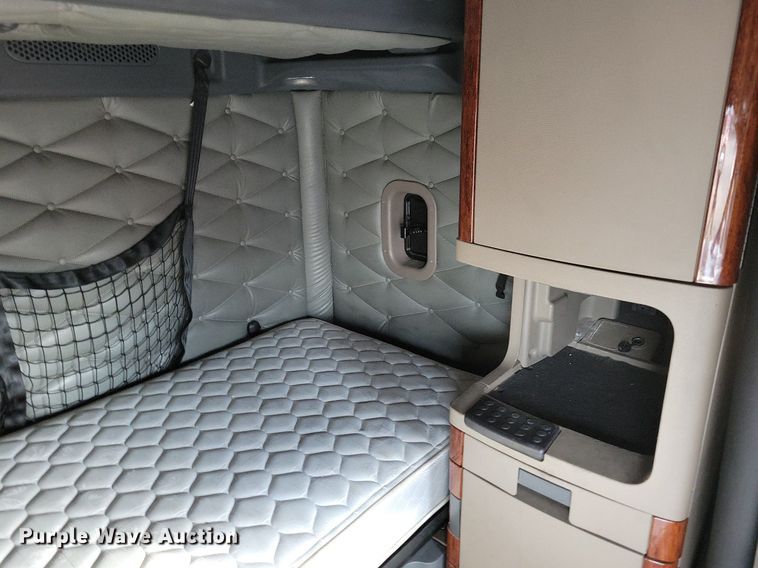 image for item MO9684 2015 Freightliner Cascadia 113  semi truck