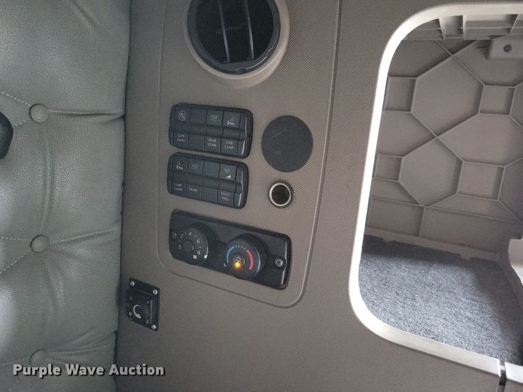 image for item MO9684 2015 Freightliner Cascadia 113  semi truck