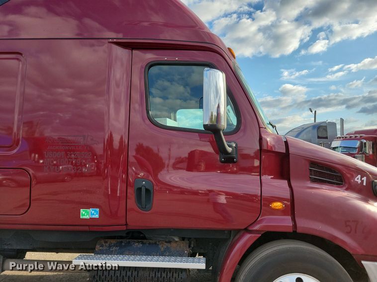 image for item MO9684 2015 Freightliner Cascadia 113  semi truck