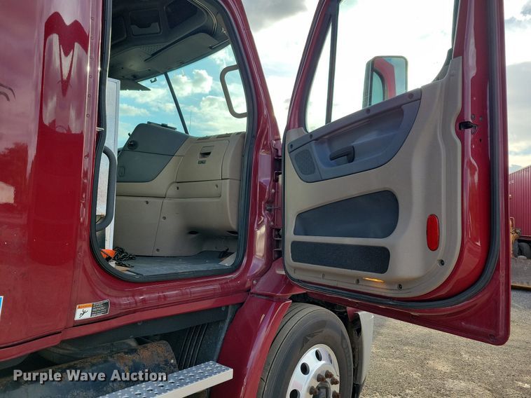 image for item MO9684 2015 Freightliner Cascadia 113  semi truck