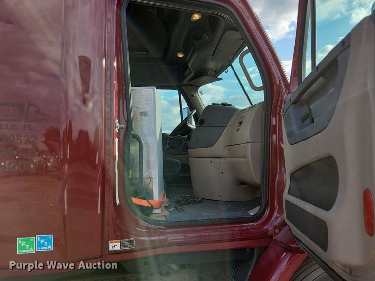 image for item MO9684 2015 Freightliner Cascadia 113  semi truck