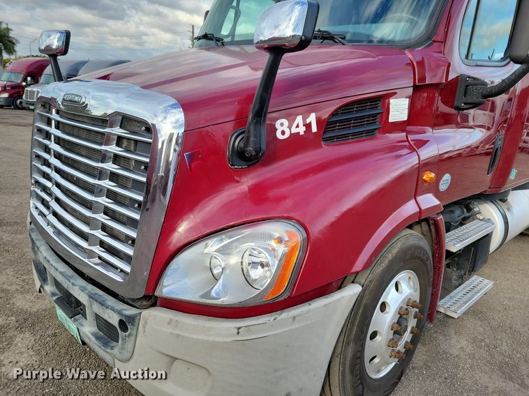 image for item MO9684 2015 Freightliner Cascadia 113  semi truck