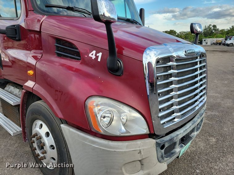 image for item MO9684 2015 Freightliner Cascadia 113  semi truck