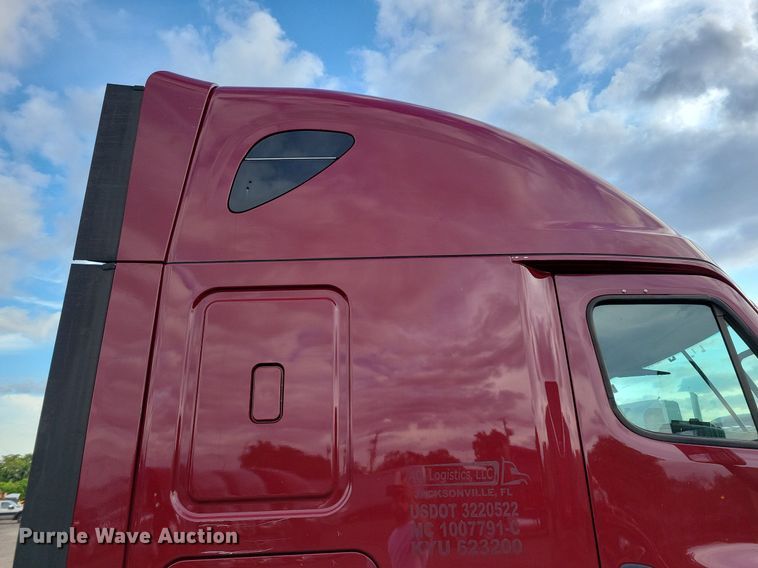 image for item MO9684 2015 Freightliner Cascadia 113  semi truck