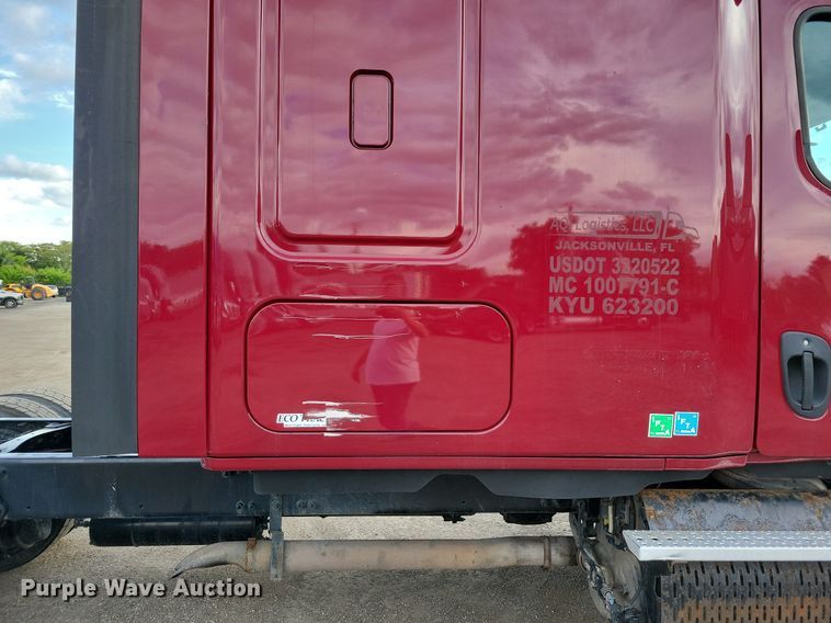 image for item MO9684 2015 Freightliner Cascadia 113  semi truck