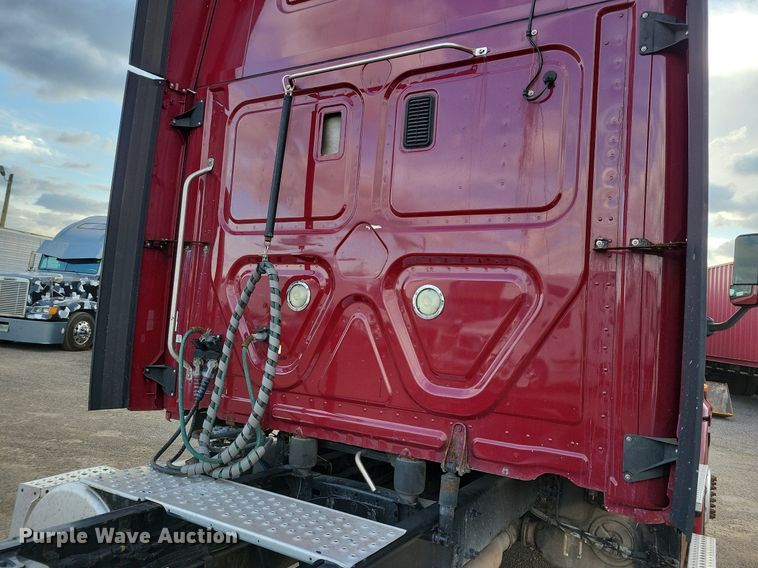 image for item MO9684 2015 Freightliner Cascadia 113  semi truck