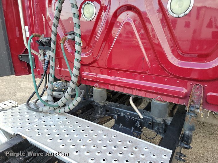 image for item MO9684 2015 Freightliner Cascadia 113  semi truck