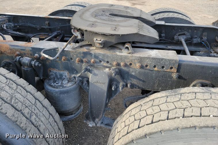 image for item MO9684 2015 Freightliner Cascadia 113  semi truck