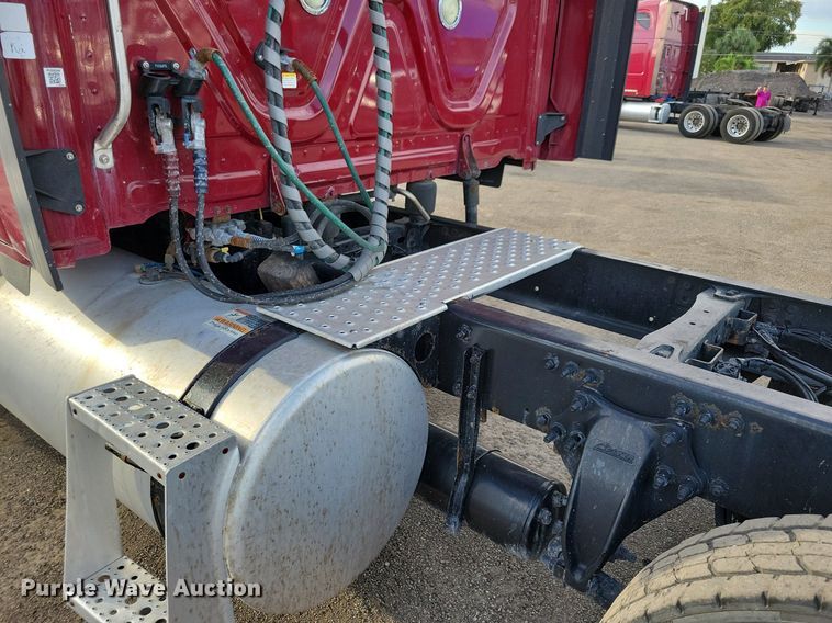 image for item MO9684 2015 Freightliner Cascadia 113  semi truck