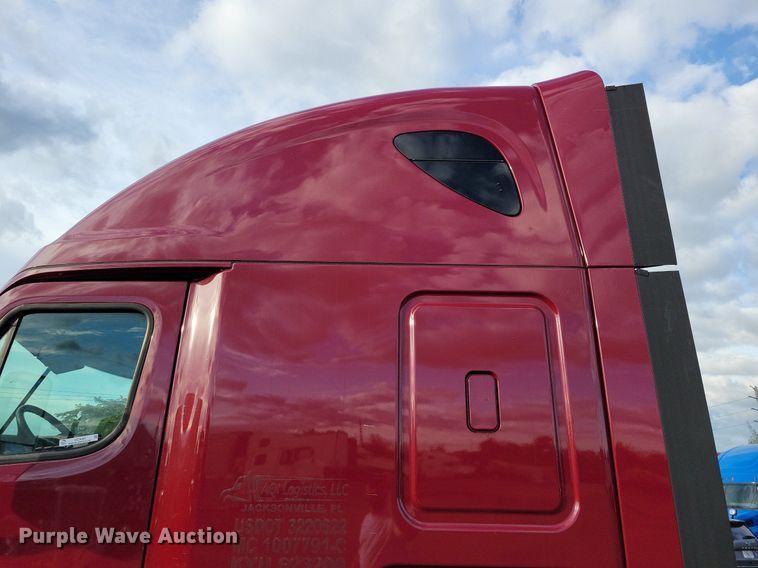 image for item MO9684 2015 Freightliner Cascadia 113  semi truck